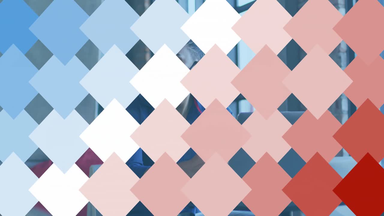 사무실에서 노트북을 사용하는 사람 위에서 매끄러운 패턴으로 그라디언트 사각형 모양의 애니메이션