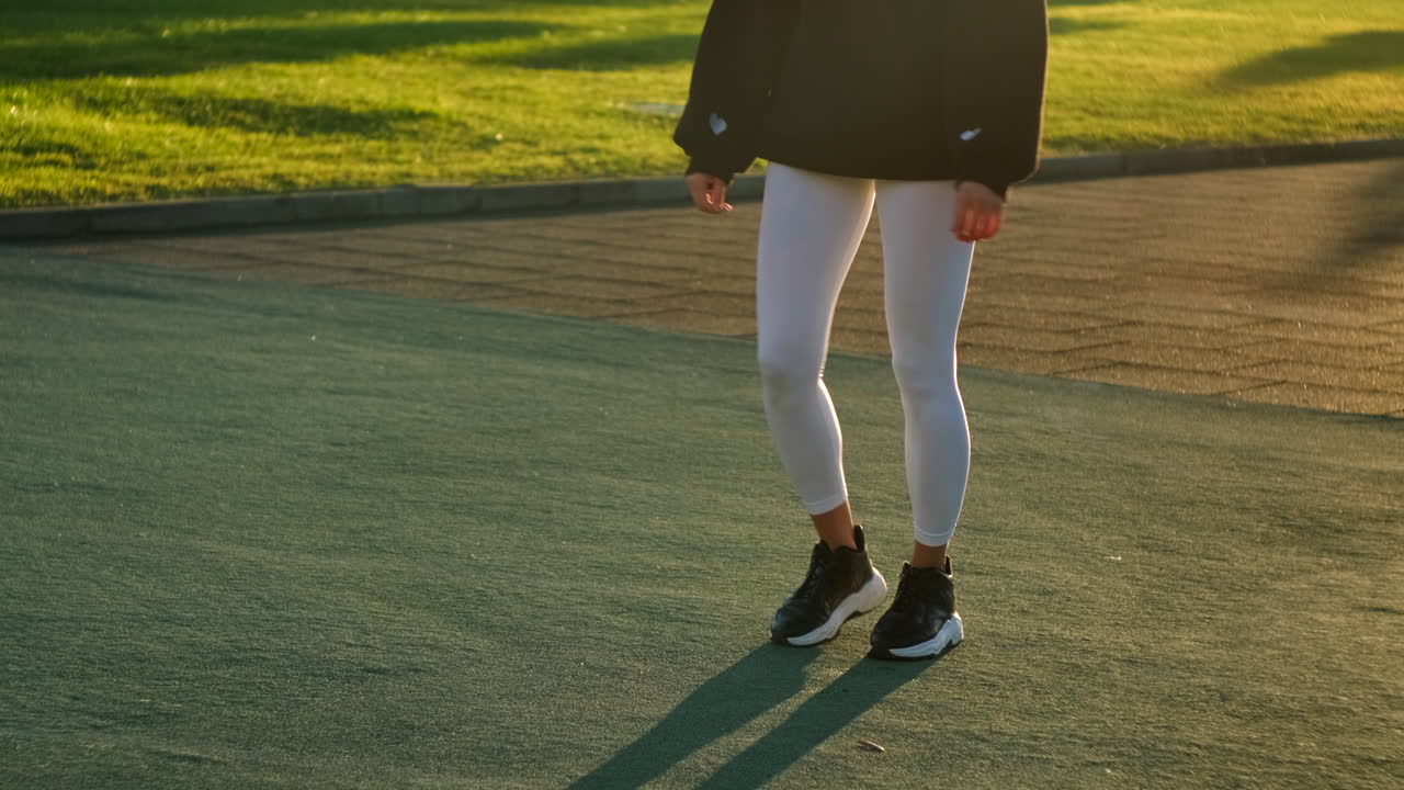 공원 에서 야외 에서 운동 하는 여자