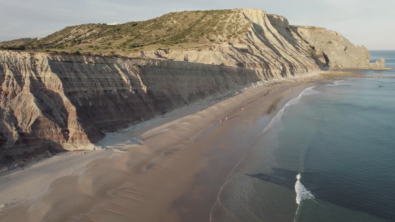 Lunga striscia di sabbia, idilliaca e tranquilla Praia da Luz, Algarve