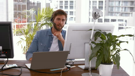 hombre de negocios creativo en una videoconferencia