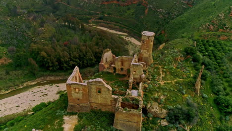 la inclinación aérea hacia abajo revela las ruinas de un antiguo castillo medieval en europa