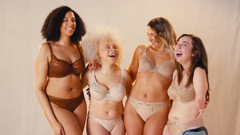 grupo de amigas diversas una con una prótesis en ropa interior promoviendo la positividad corporal