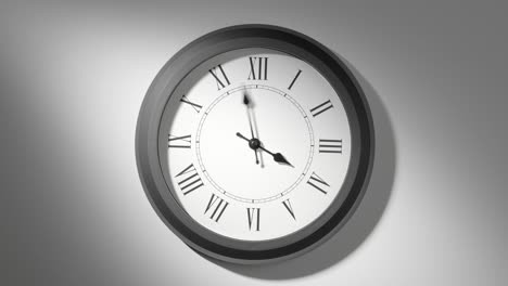 reloj latino en el lapso de tiempo en la pared blanca