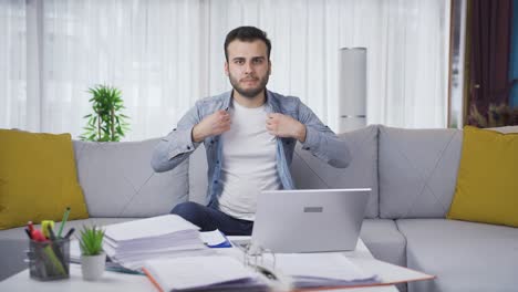 hombre de negocios independiente agresivo y neurótico.