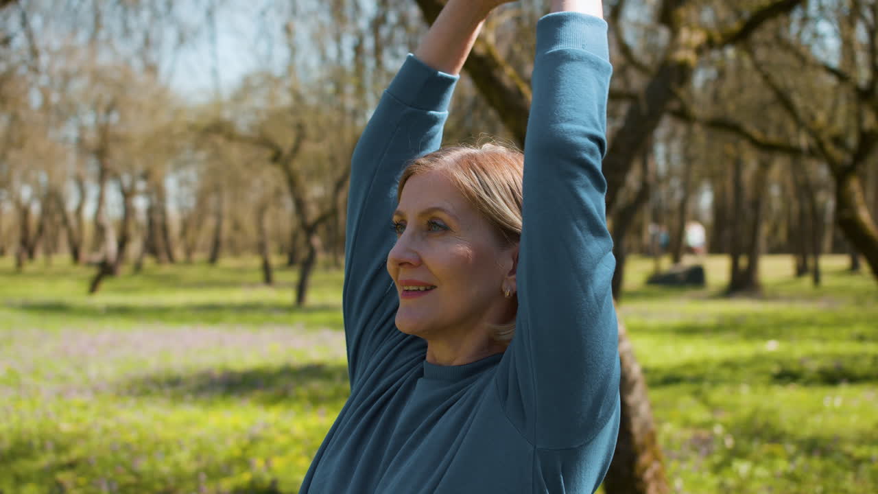 숲에서 여성 훈련