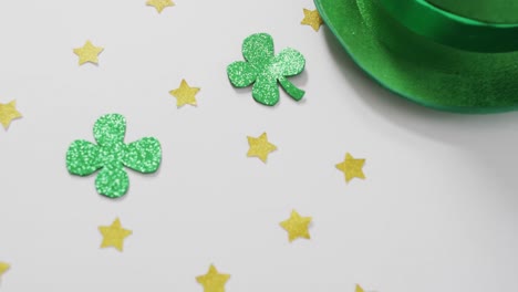 tréboles y estrellas con sombrero verde con espacio de copia en fondo blanco