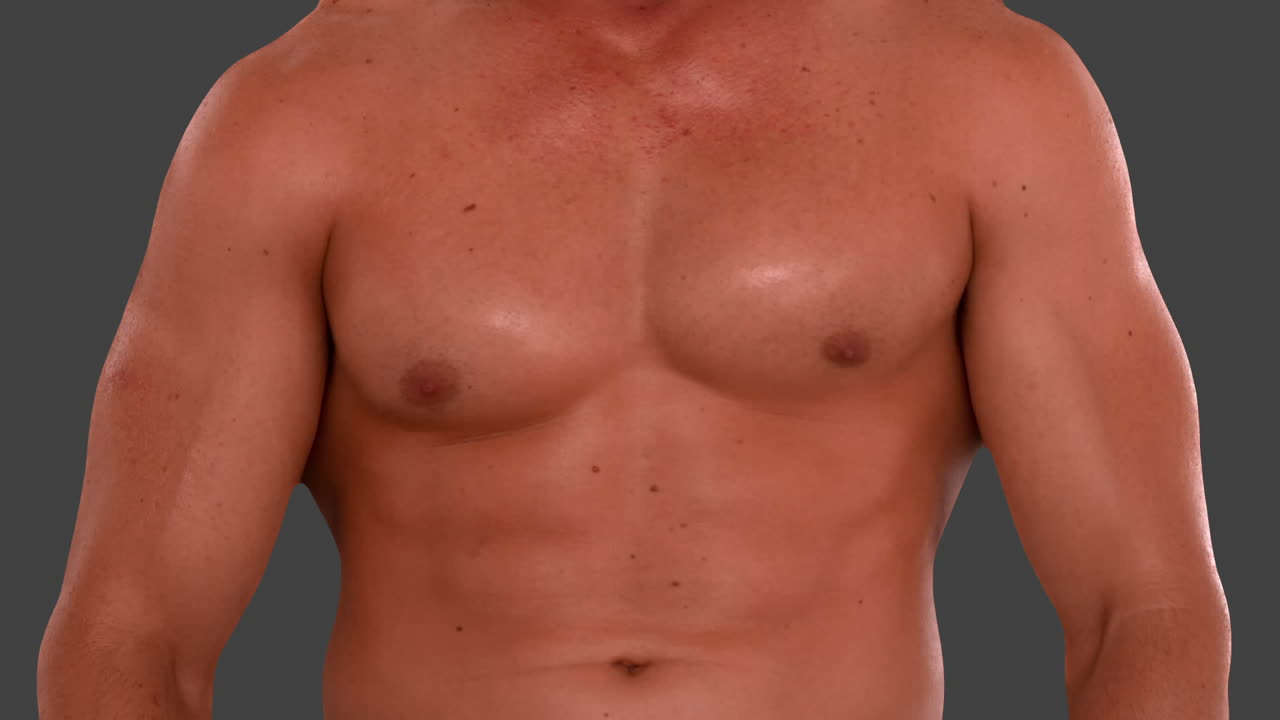 hombre musculoso flexionando sus pectorales