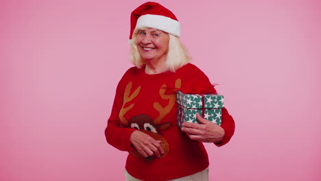 Anciana-Encantadora-Abuela-Mujer-Viste-Un-Suéter-Rojo-De-Año-Nuevo-Y-Un-Sombrero-Sonriendo-Mirando-A-La-Cámara