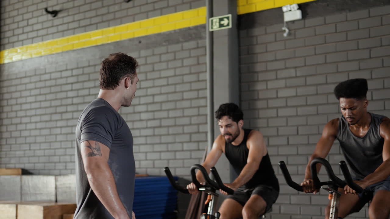 clase de spinning con instructor