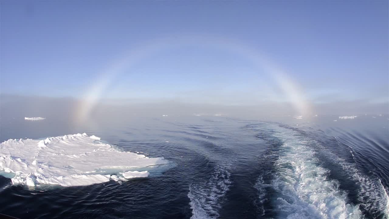 노르웨이 스발바르에서 북쪽으로 80도에 있는 배의 선미에서 바다 얼음 위로 안개가 활활 타오르고 있다