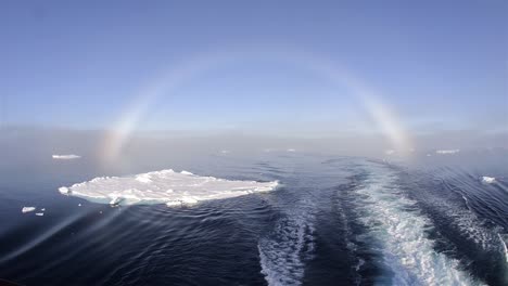 arco de niebla sobre el hielo marino desde la popa del barco a 80 grados norte en svalbard, noruega
