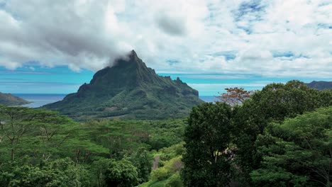 Elevándose-Por-Encima-De-La-Carretera-De-Montaña-Con-Mont-Rotui-Al-Fondo-En-Moorea,-Polinesia-Francesa