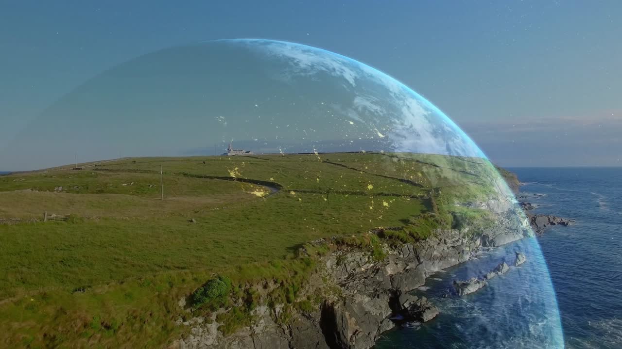 Globo azul apareciendo, cámara de dron haciendo un paneo mientras el globo se desplaza para mostrar la cobertura costera.