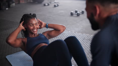 mujer haciendo abdominales con el entrenador