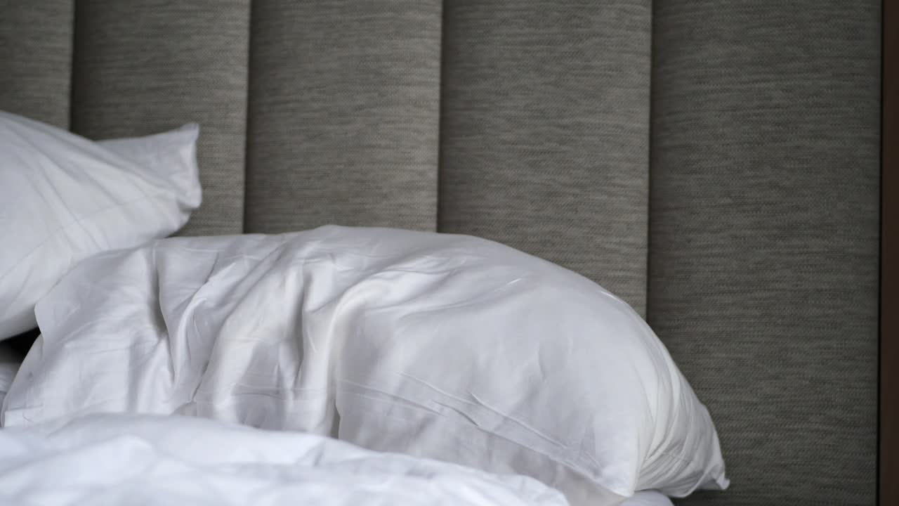 белая кровать с серой головной доской