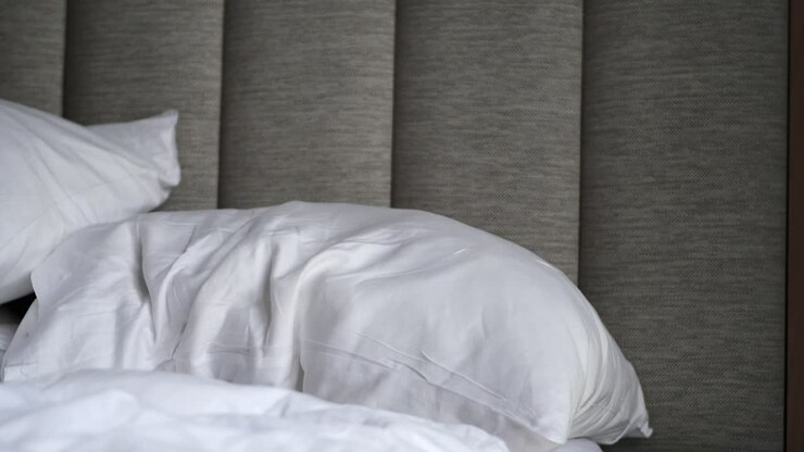 Letto bianco con testiera grigia