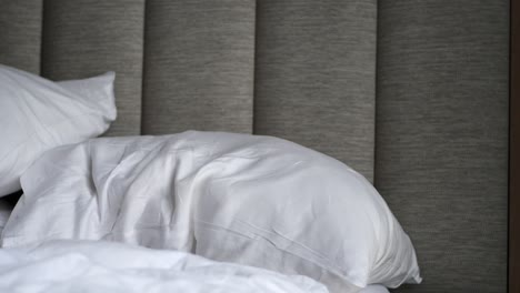 cama blanca con cabecera gris