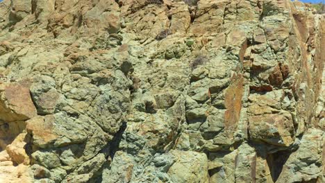 Acantilado-Rocoso-En-Un-Caluroso-Día-De-Verano-En-El-Parque-Nacional-Del-Teide,-Vista-En-Movimiento