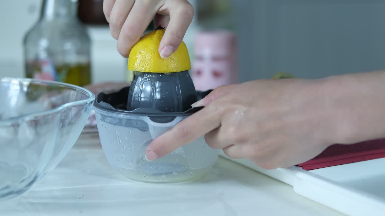 Exprimiendo jugo de limón