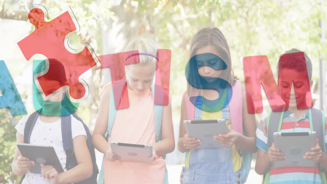 다채로운 퍼즐 조각과 자폐증 텍스트의 애니메이션 어린이 친구들이 전자 장치를 사용합니다.