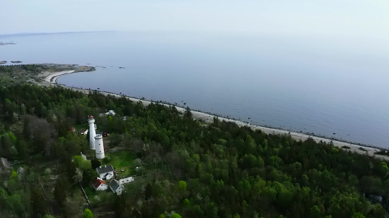 Ilmakuva majakasta metsäisellä, veden ympäröimällä niemimaalla.