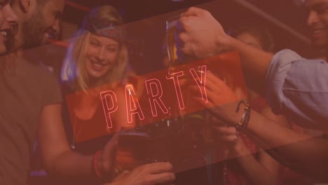 animación del texto de la fiesta de neón en rojo sobre amigos masculinos y femeninos sonrientes haciendo tostadas en el bar