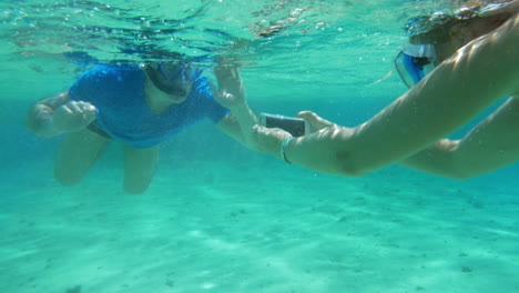 El-Teléfono-Inteligente-Les-Ayuda-A-Hacer-Una-Buena-Fotografía-Bajo-El-Agua.