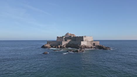 fuerte de saint-malo en una isla con vistas al océano en gran bretaña, francia