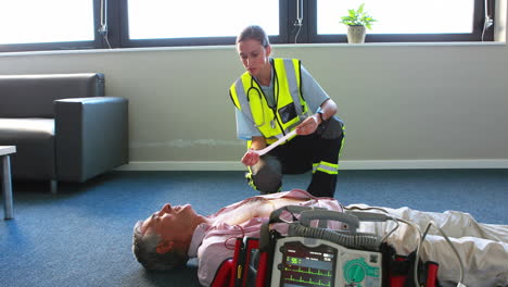 aid woman speaking a with a patient