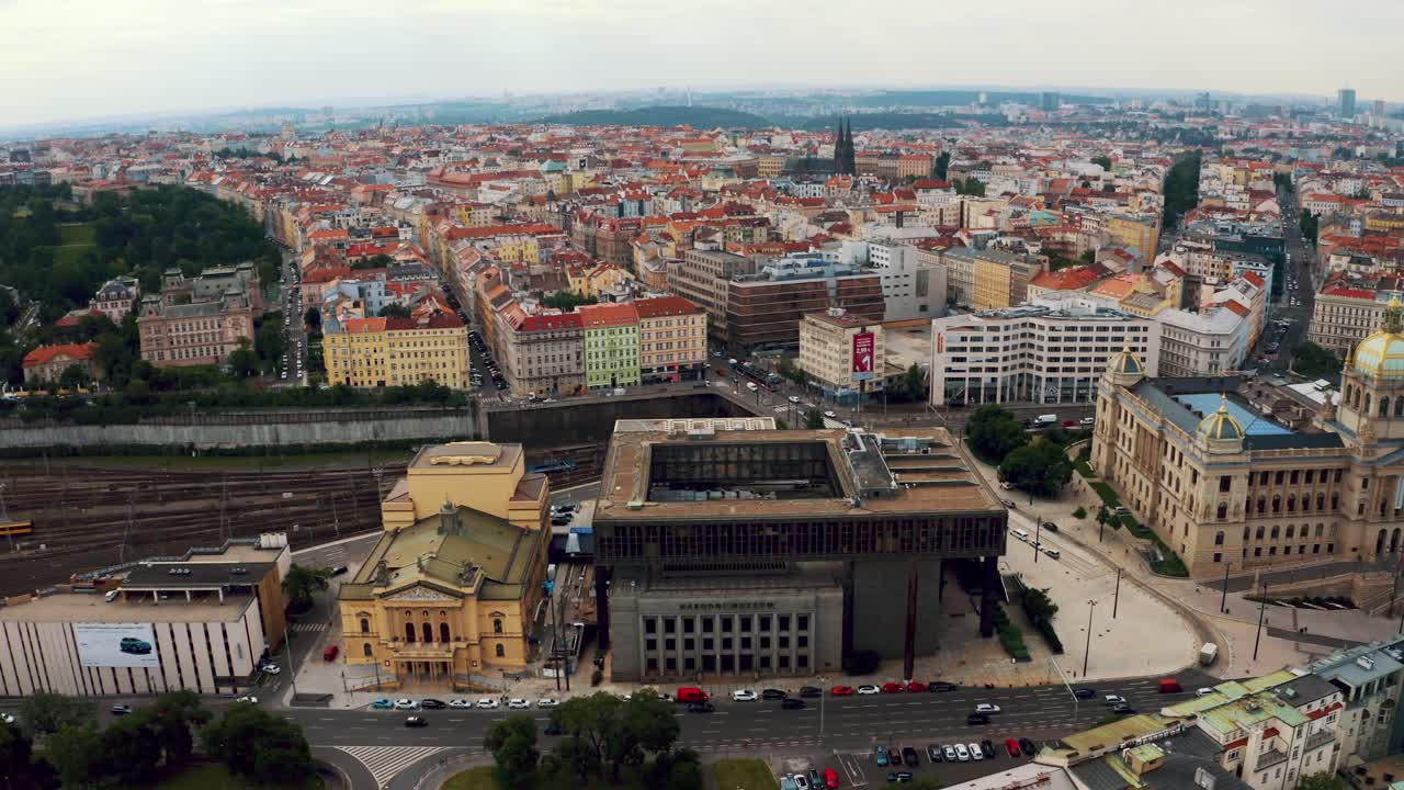 vista aérea sobre el centro de la ciudad de praga, la plaza wenceslao, el museo nacional narodni y la estación central de tren