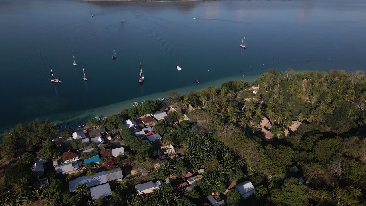 vista idílica de los veleros en la ciudad costera de la isla tropical de sumba, indonesia