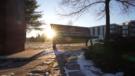 Schwenk-über-Einen-Bankpark-Im-Winter-Bei-Sonnenuntergang