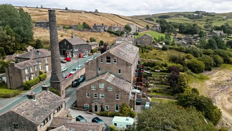 Drohnenaufnahmen-Aus-Der-Luft-Eines-Ländlichen-Industriedorfes-In-Yorkshire-Mit-Altem-Mühlenkamin-2