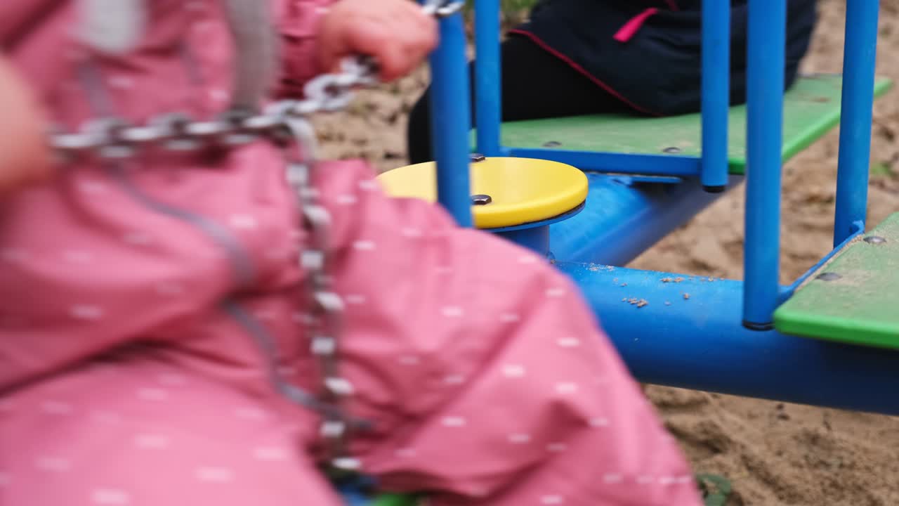 niños divirtiéndose en el patio de recreo público en un carrusel giratorio