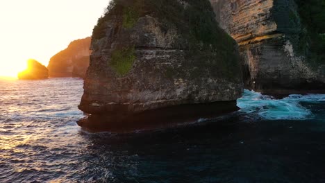 Luftaufnahmen-Von-Großen-Und-Kleinen-Felsen,-Die-Vom-Blauen-Wasser-Des-Ozeans-Gewaschen-Werden,-Nusa-Penida,-Bali,-Indonesien