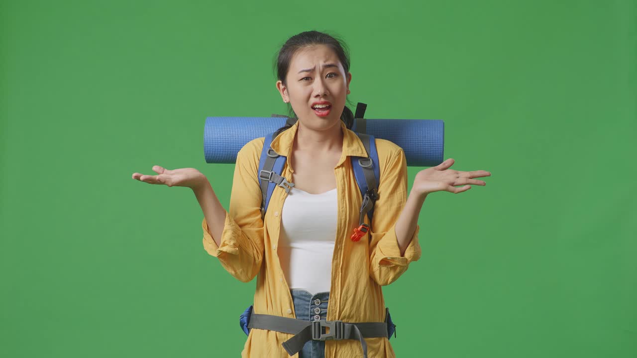 혼란스러워 보이는 여성 여행자
