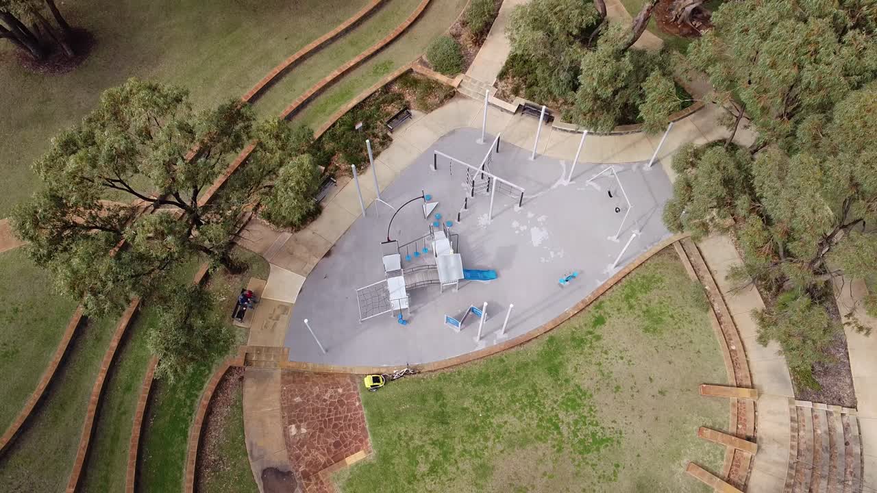 vista aérea inclinada hacia abajo sobre el área de juego redonda, parque las ramblas, perth, australia