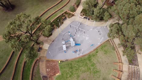 vista aérea inclinada hacia abajo sobre el área de juego redonda, parque las ramblas, perth, australia