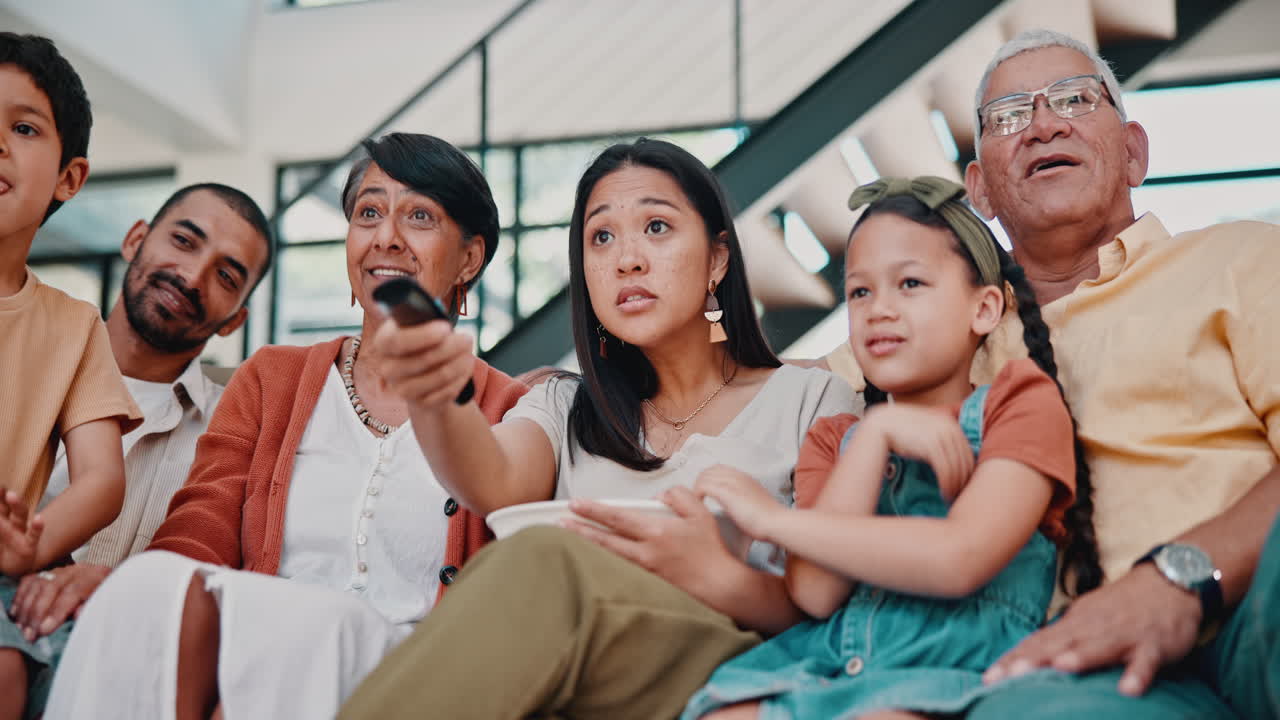 가족 들 이 함께 영화 를 즐기고 있다