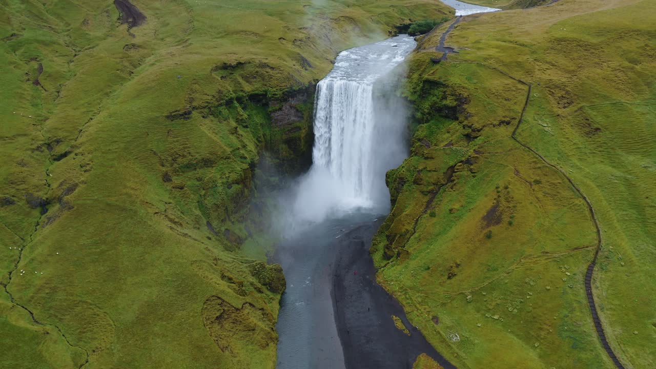 la cascada de skogafoss en el río skoga en el sur de islandia en verano - imágenes de drones en órbita aérea. atracción turística popular.