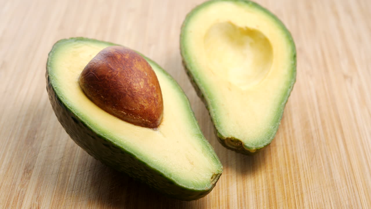 Avocado a fette su un tagliere di legno