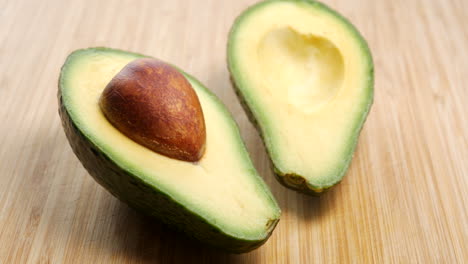 aguacate en rodajas sobre una tabla de cortar de madera
