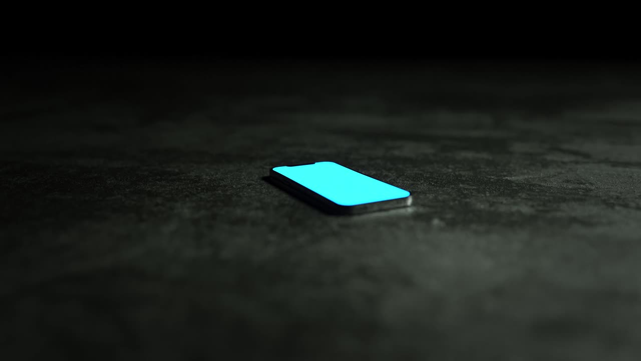 단색 화면이 어두운 표면에 놓인 드폰에 켜집니다.