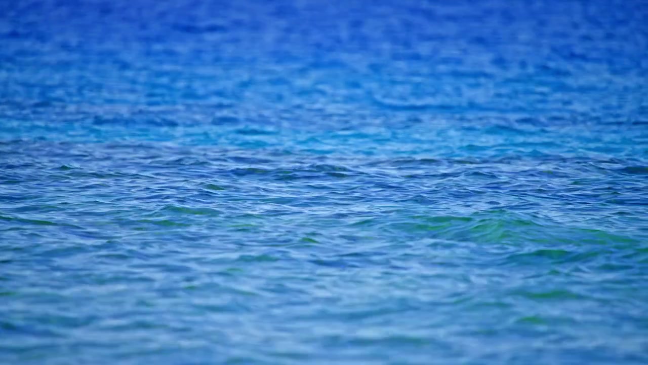 Close-up van blauw oceaanoppervlak met zachte rimpelingen
