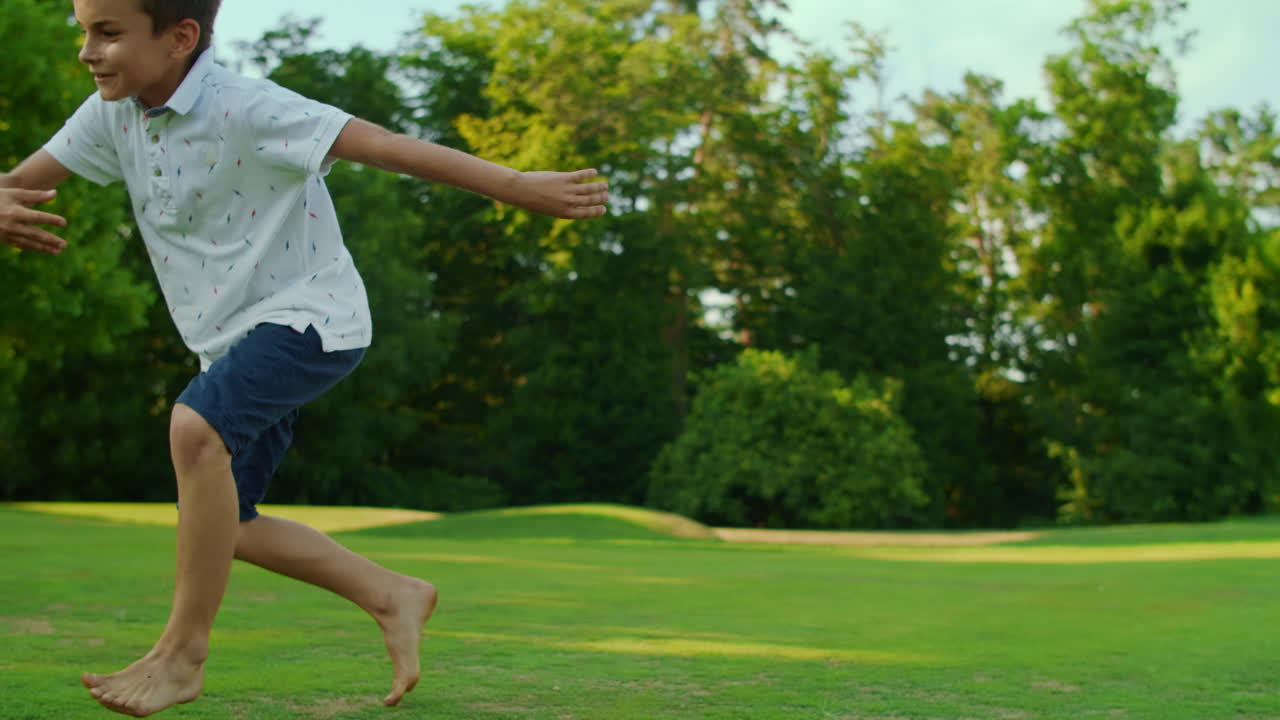 그리고 동생이 들에서 오리들과 놀고 있습니다.