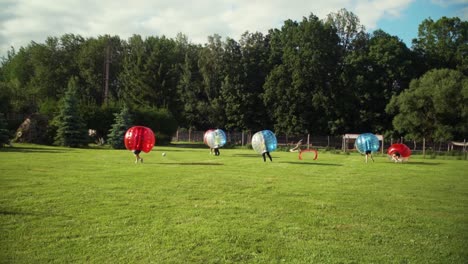 un grupo de hombres jóvenes está jugando al fútbol de burbujas en el parque, uno de ellos marca un gol después del pase del tiro de esquina