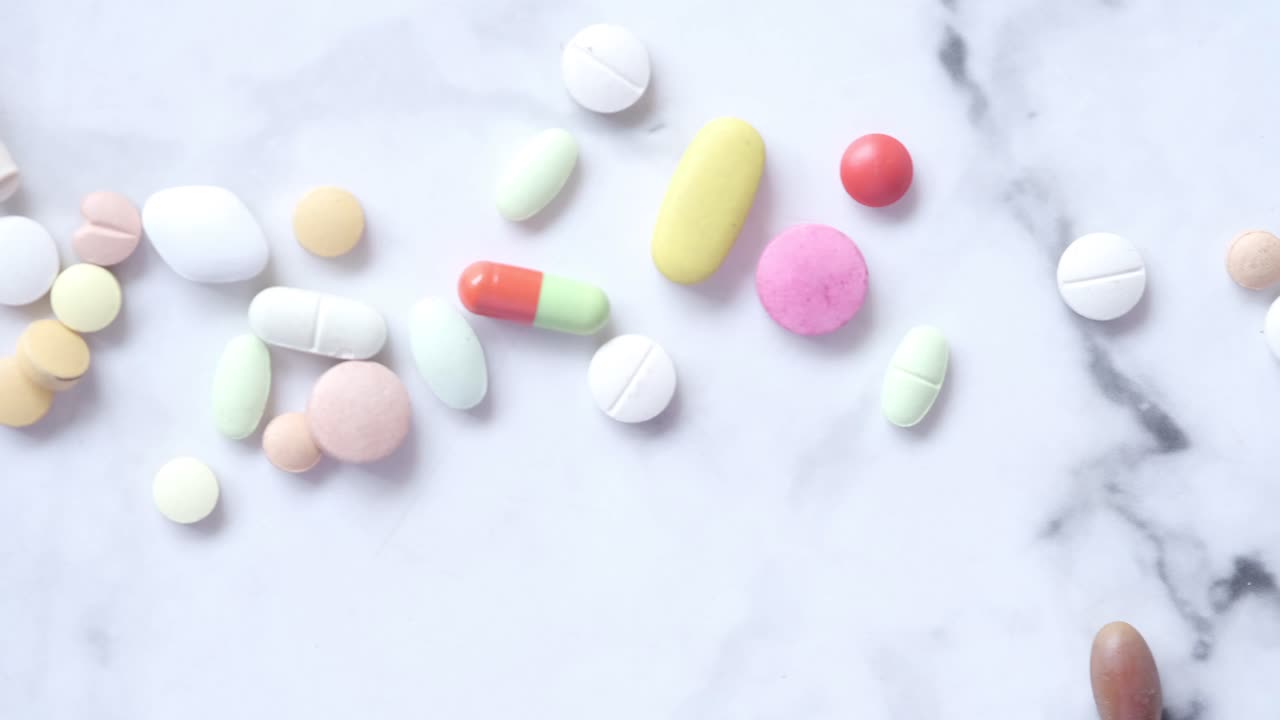 medicamentos variados en la superficie de mármol