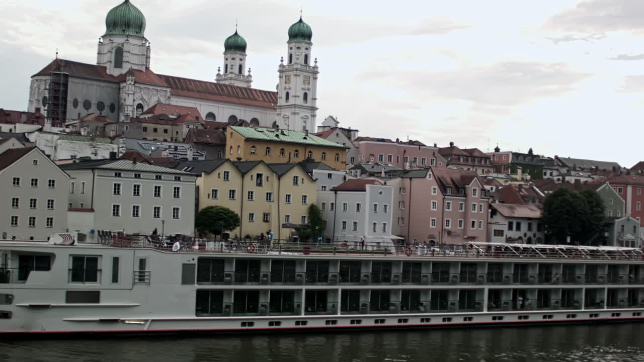 barco que llega al puerto alemán en el río danubio