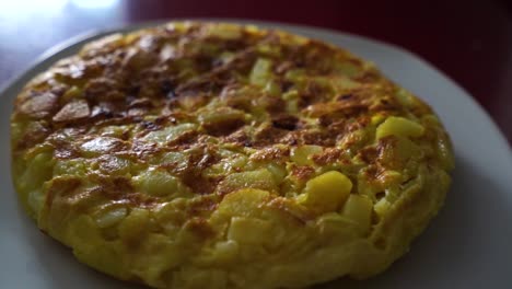 Tortilla-De-Patatas-En-Un-Plato