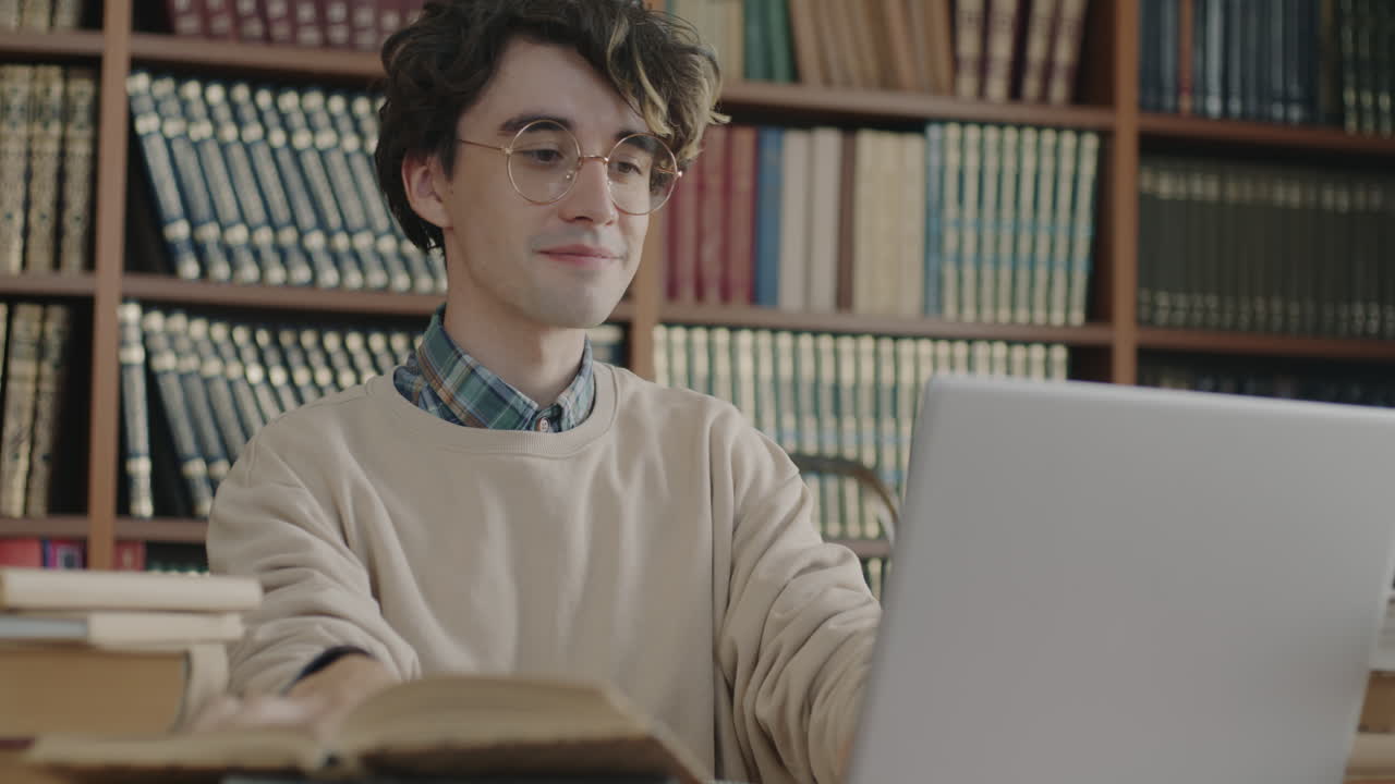 estudiante que trabaja en una biblioteca